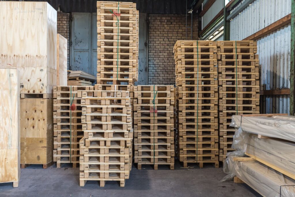 mehrere Stapel Paletten in einer Lagerhalle